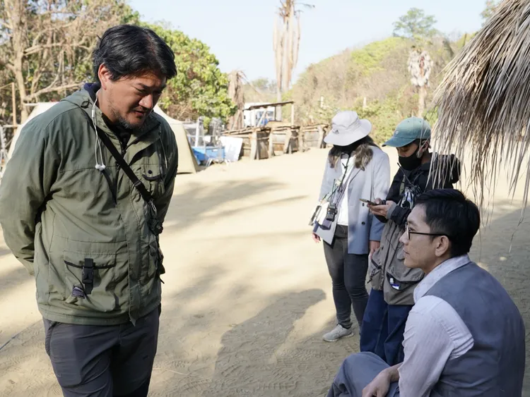 04-導演孫介珩稱讚施名帥近乎潔癖的表演精神，讓角色語言成為角色的一部分。聽海湧劇組提供