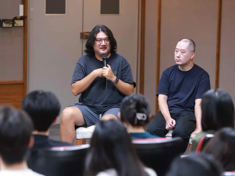 「台語台表演班」邀請導演孫介珩（左）與語言指導林良儒（右）分享自身創作經驗。公視台語台提供