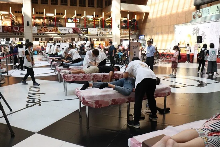 今年設有推薦單位獎勵方案，可獲得5000至2萬元的禮券。台北市勞動局提供