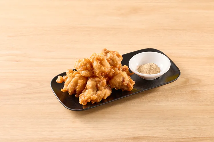 即日起至6/30，每周四到全台「品田牧場」選購「厚切腰內豬排套餐」，並出示官方社群活動貼文，即招待「唐揚雞」1份。王品集團提供