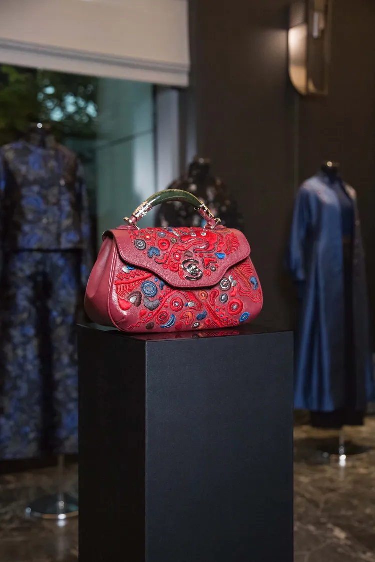 品牌經典包融入10種苗繡。品牌提供