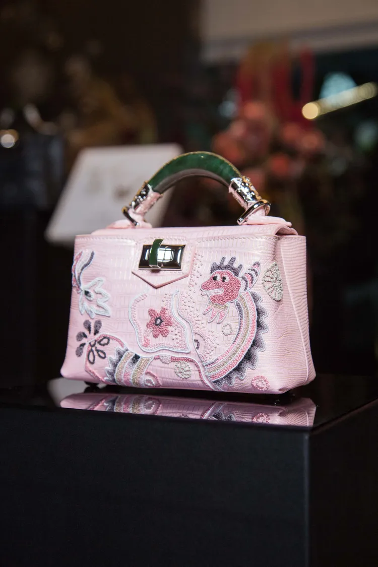 品牌經典包融入10種苗繡。品牌提供