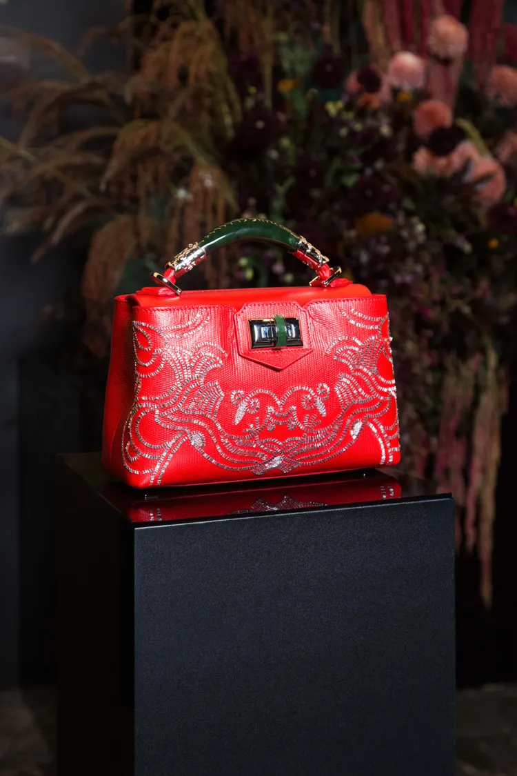 品牌經典包融入10種苗繡。品牌提供