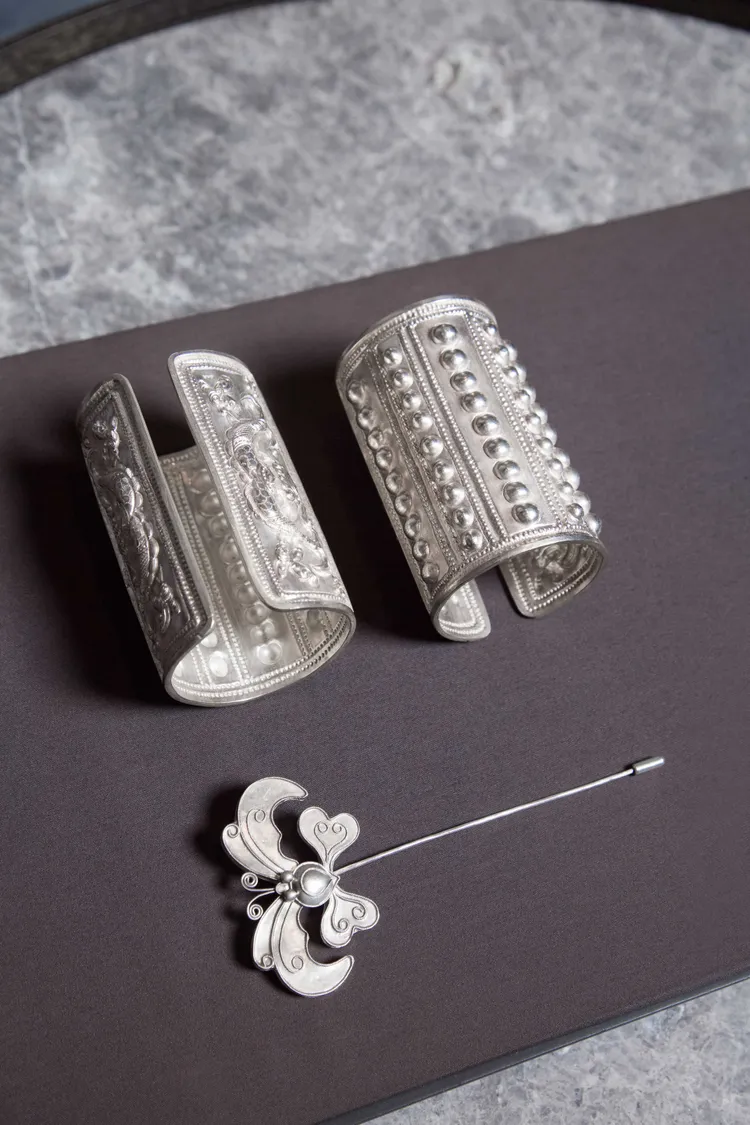 由苗族師父專門打造的銀飾。品牌提供