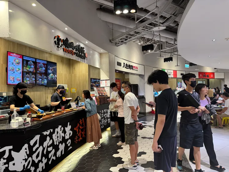 百貨公司美食街。彭欣偉攝