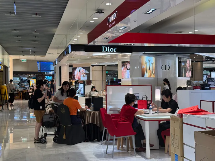 近來年輕消費者根本不進百貨公司，讓百貨業者人流少很多。彭欣偉攝