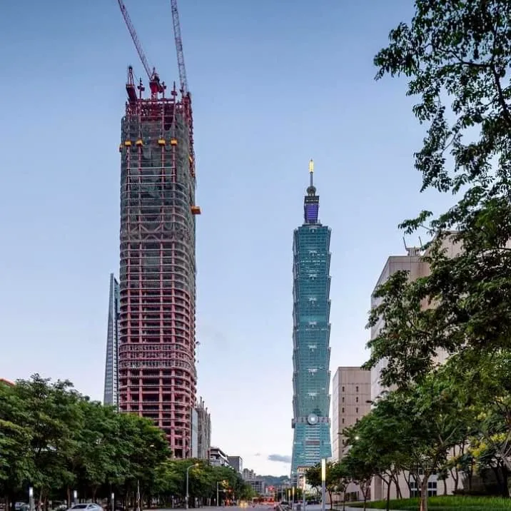 興建中的「台北天空塔」預計今年底完工亮相，將加入信義計畫區百貨戰局。翻攝自The Sky Taipei臉書