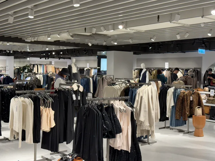 品牌進駐百貨商場毛利並不高。攝影中心