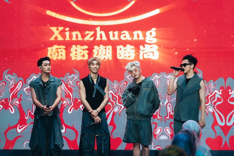 人氣男子團體壓軸登場，身穿新穎的廟街時尚服飾演出。文化局提供