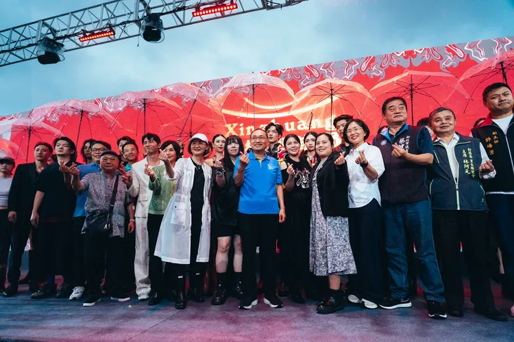 「潮盛新莊」系列活動「廟街潮時尚」走秀，昨(24)日晚間在新莊新月廣場盛大登場，雖然天候不佳，依舊澆不熄熱情。文化局提供