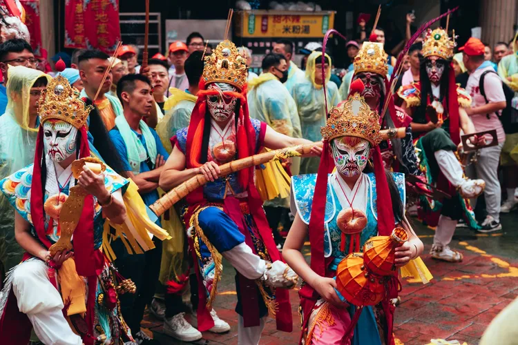 「廟街潮時尚」主活動從下午文化踩街揭開序幕，讓民眾沉浸在熱鬧又具深度的文化體驗。文化局提供