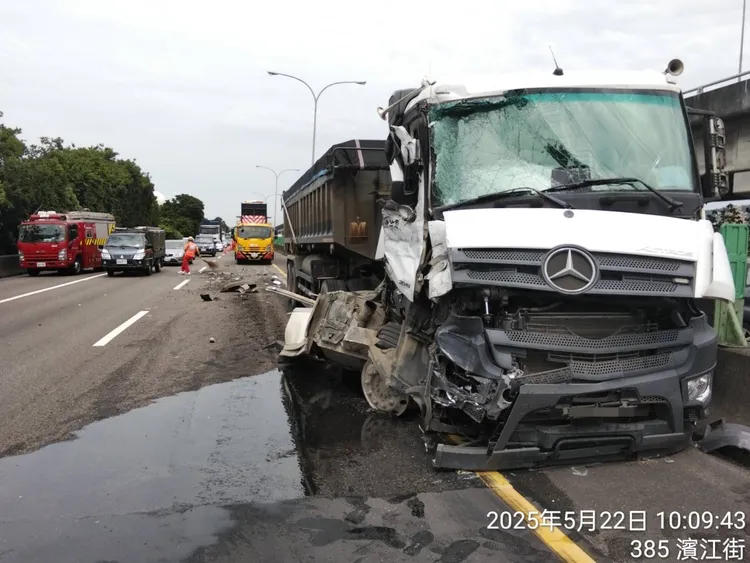 砂石車疑未保持安全距離追撞前車釀禍。警方提供