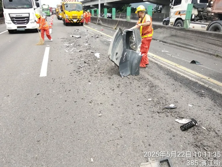 撞擊現場碎片散落。警方提供