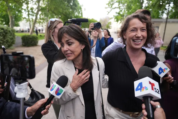 梅南德茲的表親巴拉特（右）獲悉兩人有望重獲自由，對判決滿意。美聯社