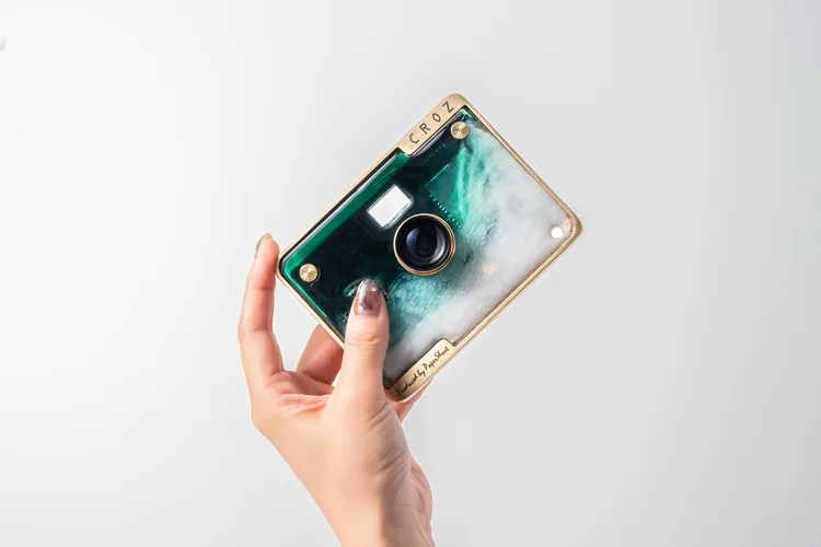 Paper Shoot紙相機秉持著「一鍵即拍，簡約至上」的設計理念，為熱愛紀錄生活的消費者提供持久的拍攝支援，外殼更可依據自身喜好挑選心儀外型。Panasonic eneloop提供