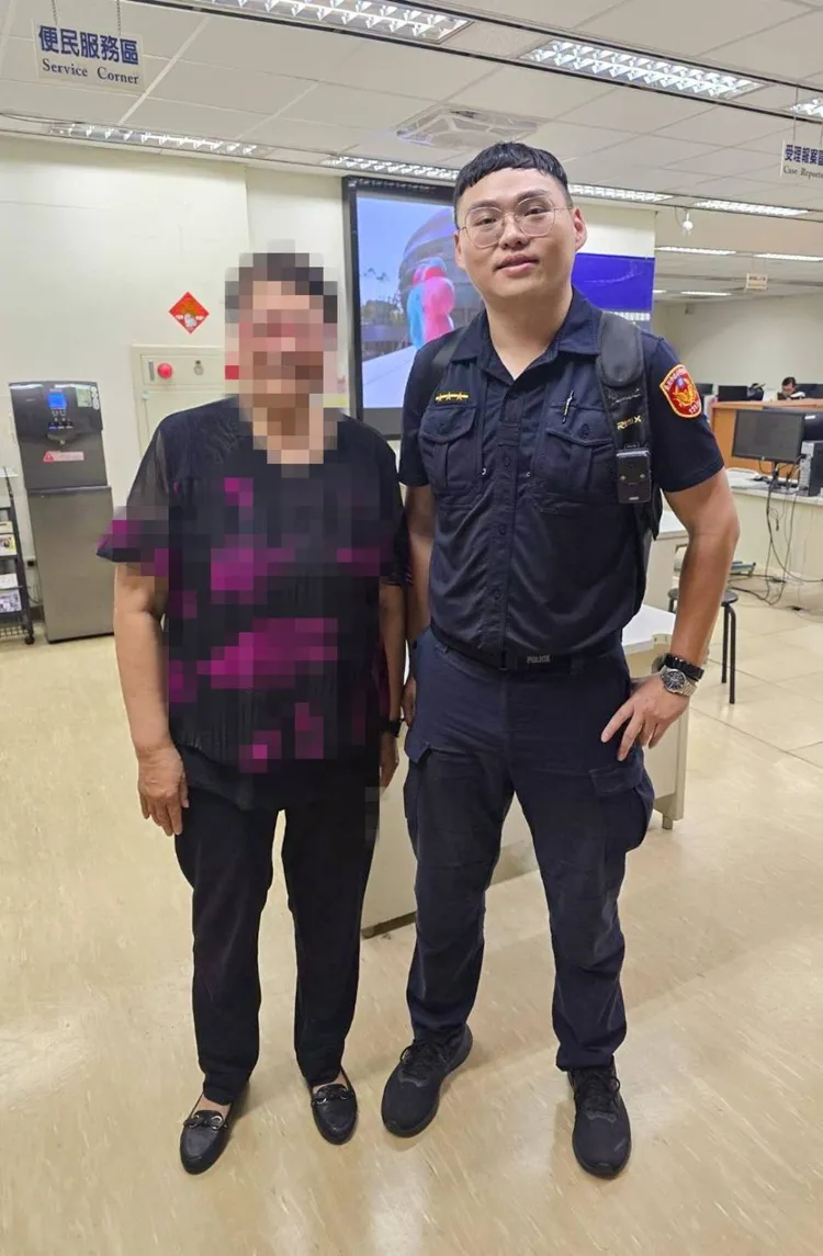 警方替婦人找回錢包。警方提供