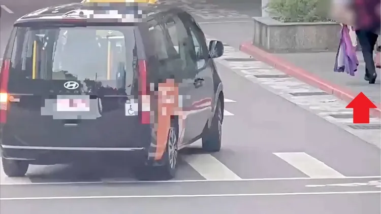 婦人在路上掉錢包。警方提供