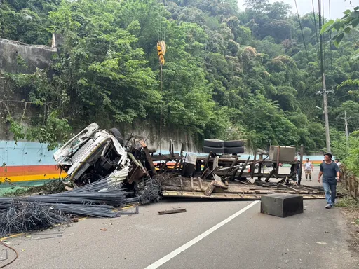 禍不單行！　拖車受困找吊車脫困不慎脫鉤翻覆