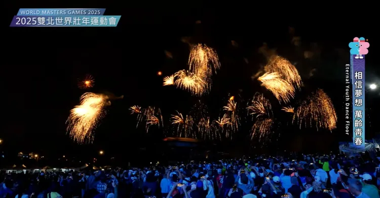 閉幕典禮壓軸4分半鐘的煙火秀，讓民眾看得如癡如醉。翻攝自2025 雙北世壯運執委會