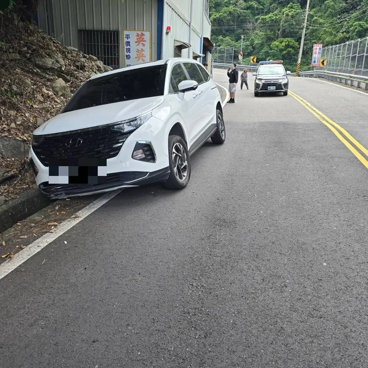 AIT人員駕駛的轎車行經台中和平區東關路一段時，不慎擦撞到張姓婦人。警方提供