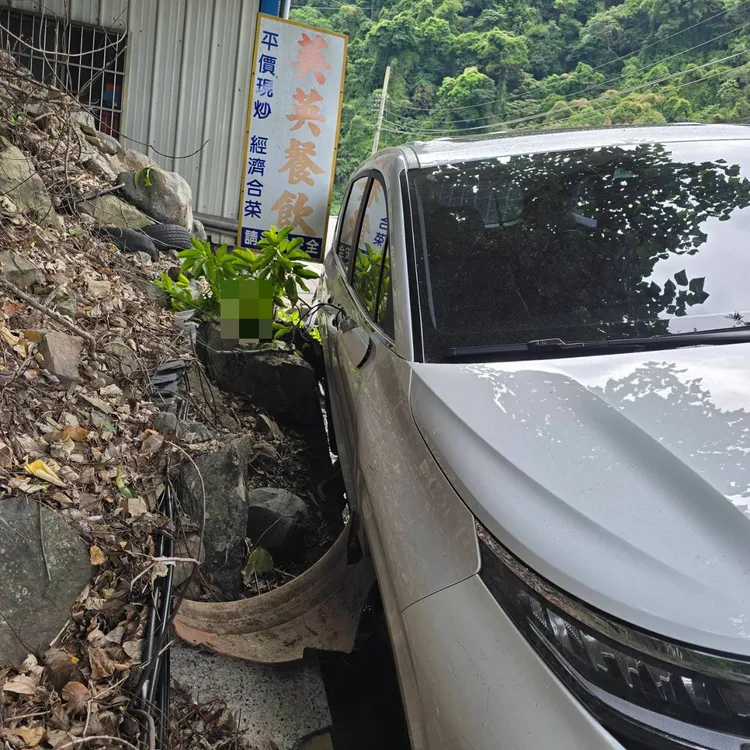 AIT人員駕駛的轎車行經台中和平區東關路一段時，不慎擦撞到張姓婦人。警方提供