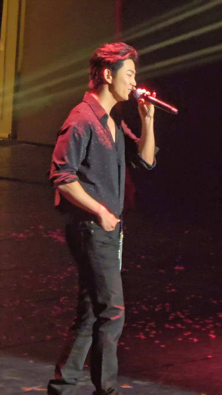 玉澤演說到做到，應粉絲要求解開扣子。讀者提供