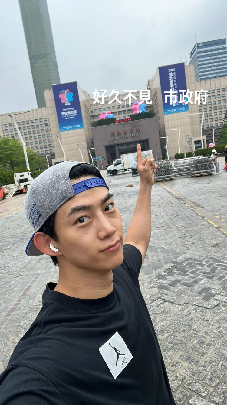 玉澤演今天早上路跑，到台北市政府打卡。翻攝玉澤演IG