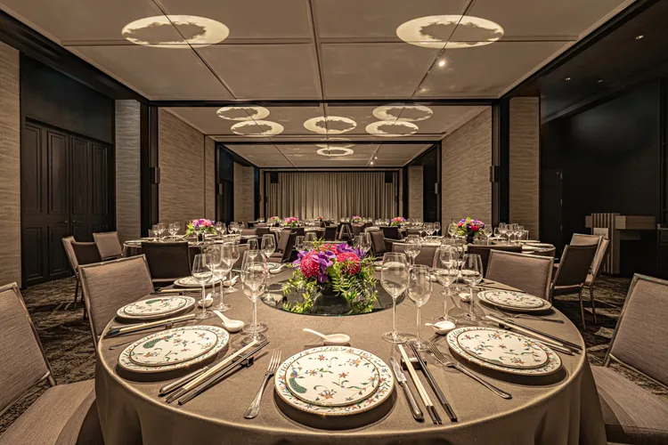 泉源閣備有多間可供10至20人用餐的包廂以及一間可容納百人的宴會廳，師生們能依照人數多寡選擇適合的場地。凡參加泉源閣謝師專案的賓客憑消費發票，七日內透過餐廳預訂泡湯行程，享週一至週四期間，北投晶泉丰旅的客房湯屋9折起、大眾風呂65折起專屬優惠。台北晶華提供