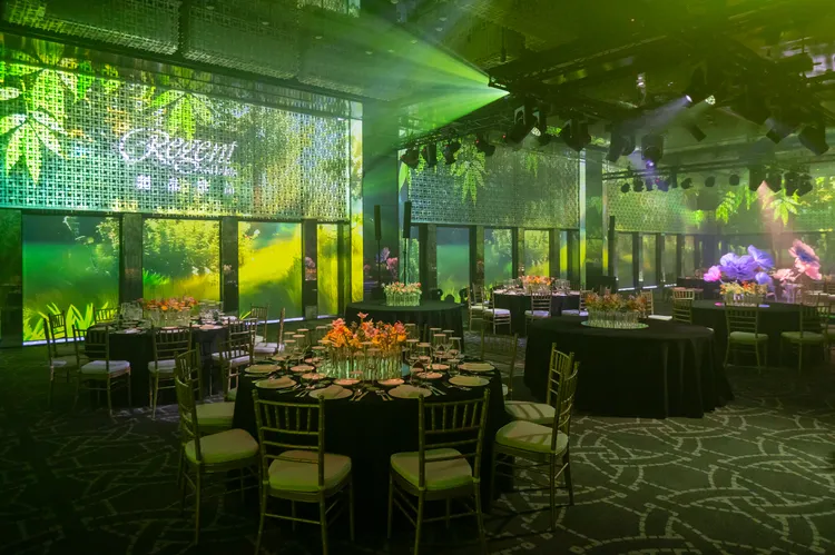 台北晶華宴會廳推出的「菁英饗宴」謝師專案，場地適用於晶華酒店一至四樓的宴會廳，1至55桌都可以彈性運用安排，其中三樓宴會廳擁有環景投影技術，可以創造出驚豔的舞台背景和獨特的活動體驗。台北晶華提供