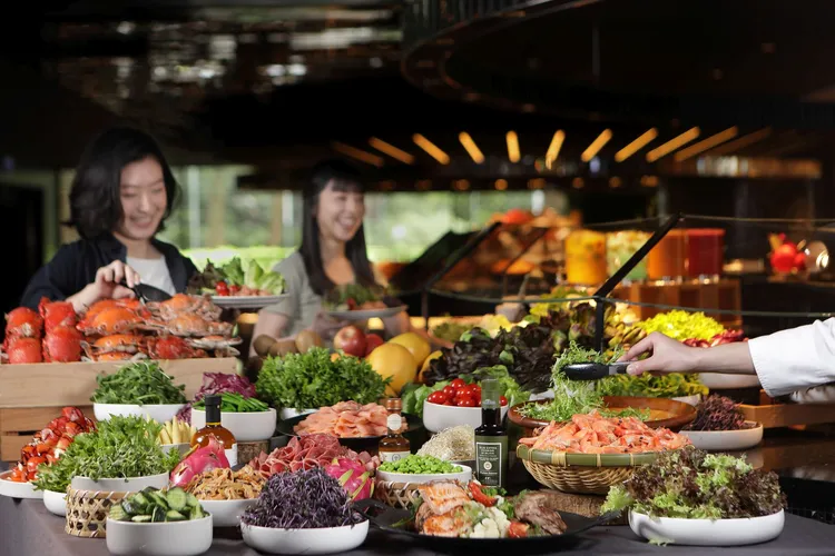 晶華酒店旗下的栢麗廳及泰市場自助餐廳推出「暑假同學會」謝師專案，凡預訂指定餐期即享專屬優惠價，預訂專案人數達 20 位以上並預繳訂金，再加贈一位師長免費用餐，回饋人數以此類推、沒有上限。台北晶華提供