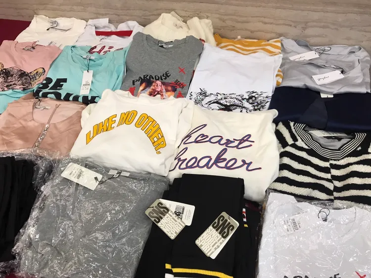 士林分署拍賣上千件女性全新服飾。士林分署提供