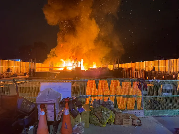 台中建築工地大火，疑地下2樓層板起火。民眾提供