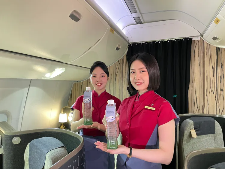 期間台北往返北美航線提供「台北101好水」。華航提供