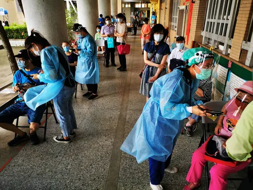 新冠疫情升溫!北市累積36例重症 疫苗接種單週暴增5成