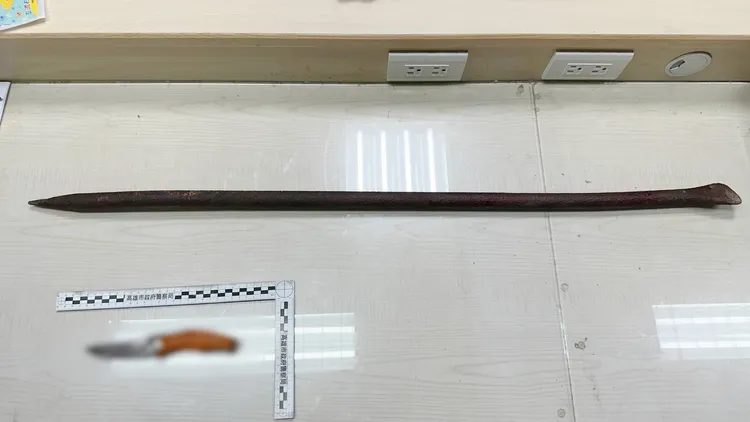 黃男拿小刀，蘇男兒子見狀持鐵棒反制。翻攝畫面