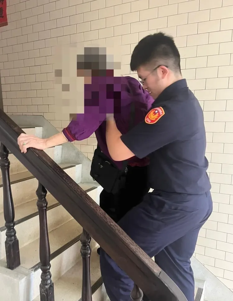 員警攙扶老婦人上樓。警方提供