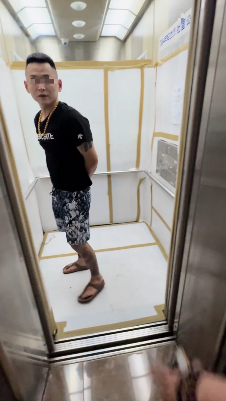 謝嫌服刑期間保持健身習慣，身強體壯，警方出動三名警員聯手才將他制伏。翻攝畫面