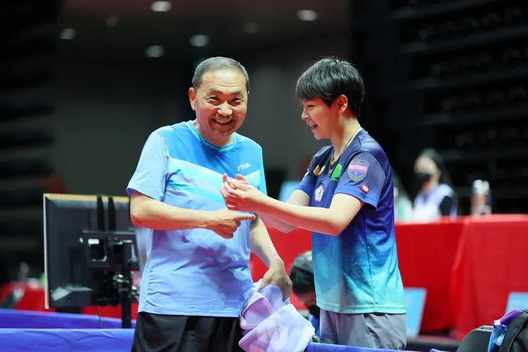 陳思羽擔任場邊指導教練，提醒市長的同時也為他加油打氣。市府提供