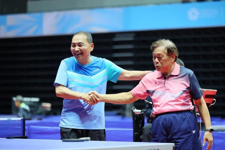 侯友宜參賽世壯運桌球賽，預賽首戰對上退休校長黃金印。市府提供