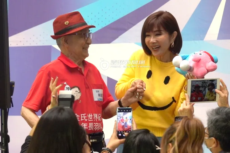 陳美鳳（右）與金氏世界紀錄最年長羽球員、104歲人瑞林友茂手牽手。特勤中心攝