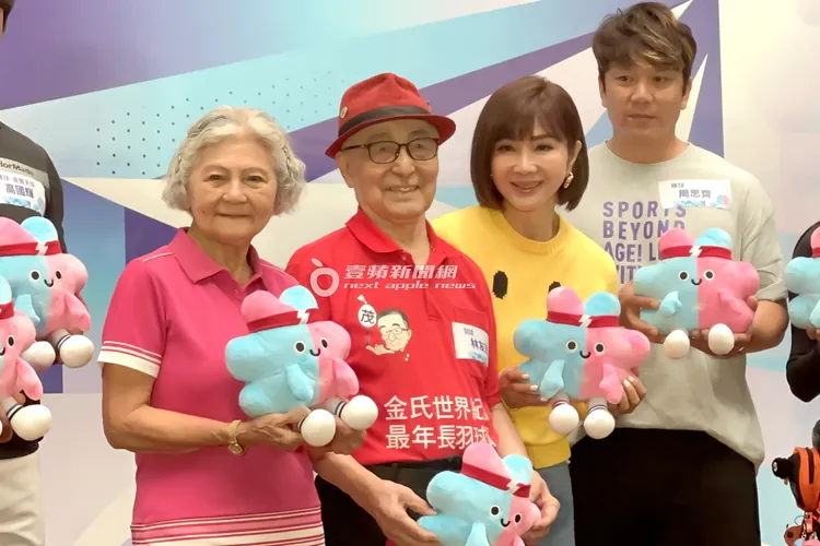退役棒球國手周思齊（右起）、陳美鳳、世壯運推廣大使林友茂、「噴射機阿嬤」潘秀雲合照，心情甚好。特勤中心攝