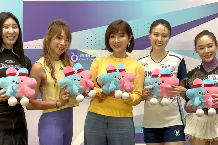 陳美鳳（中）和民視鳳凰藝能藝人田依甯（左起）、段慧琳、陳美鳳、張晏塵、陳又榕。特勤中心攝