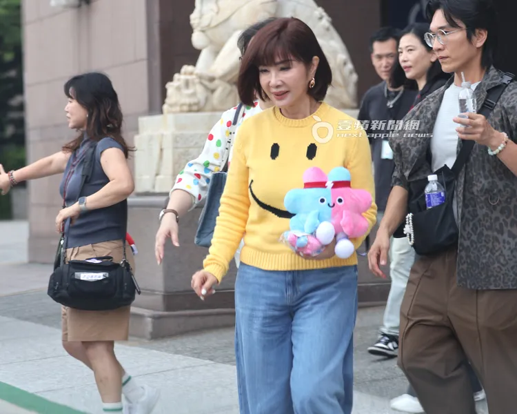 陳美鳳走路時一拐一拐，腳傷尚未痊癒。特勤中心攝