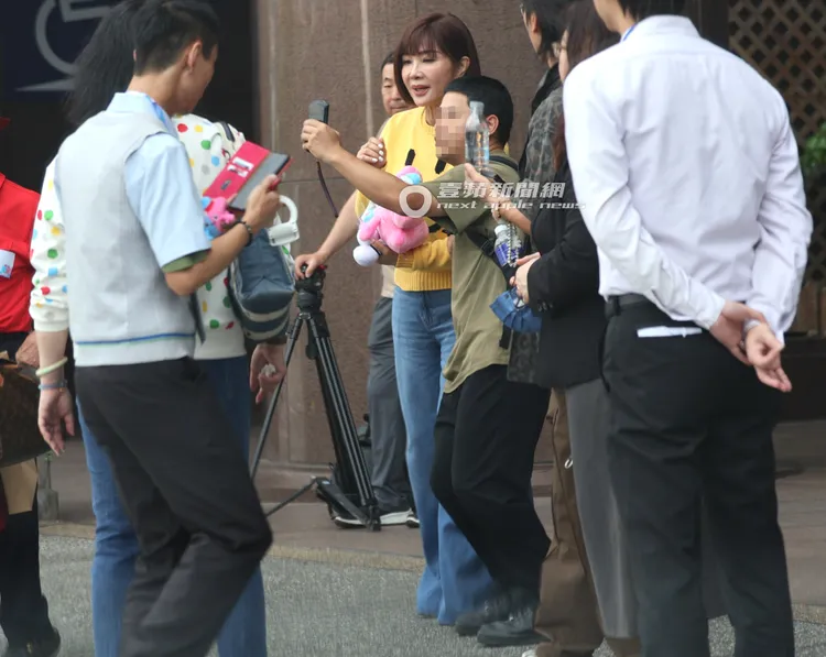 陳美鳳被民眾攔截要合照。特勤中心攝