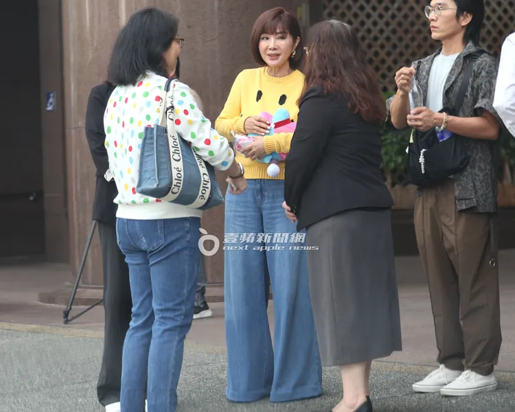 陳美鳳和工作人員站在路邊聊天。特勤中心攝