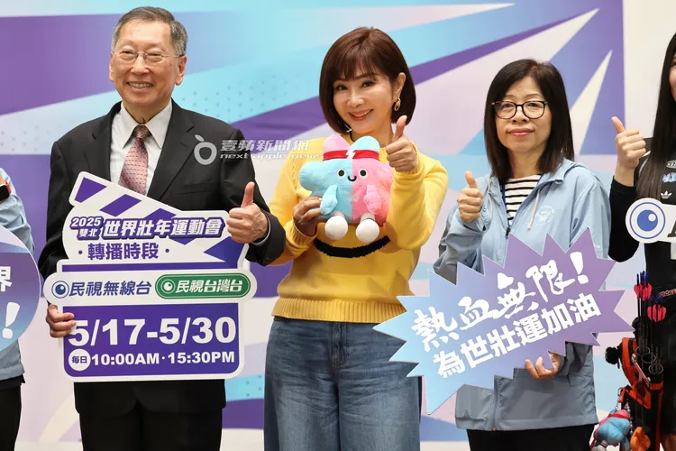 陳美鳳（中）和民視高層合照比讚。特勤中心攝