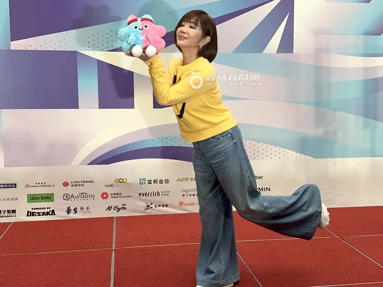 陳美鳳忍著腳傷，翹腳俏皮擺拍。特勤中心攝