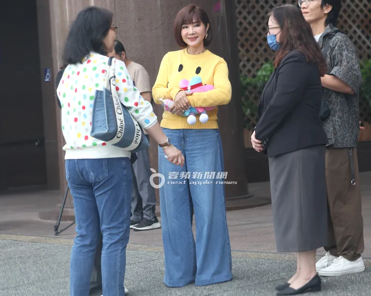 陳美鳳邊聊天邊等助理開車前來接應。特勤中心攝