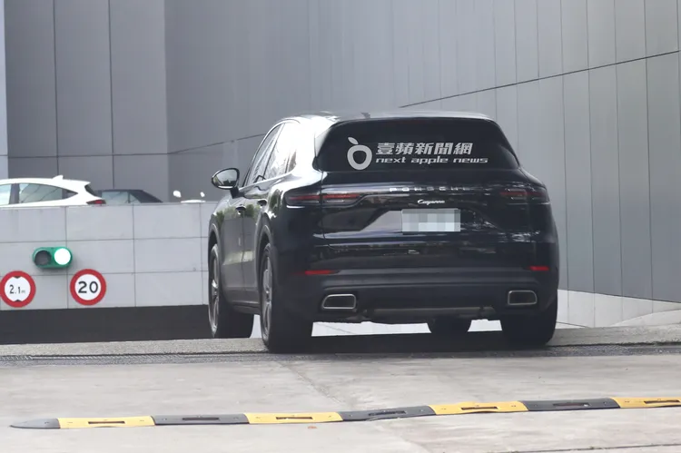 陳美鳳助理開369萬保時捷Cayenne載她到民視錄影。特勤中心攝