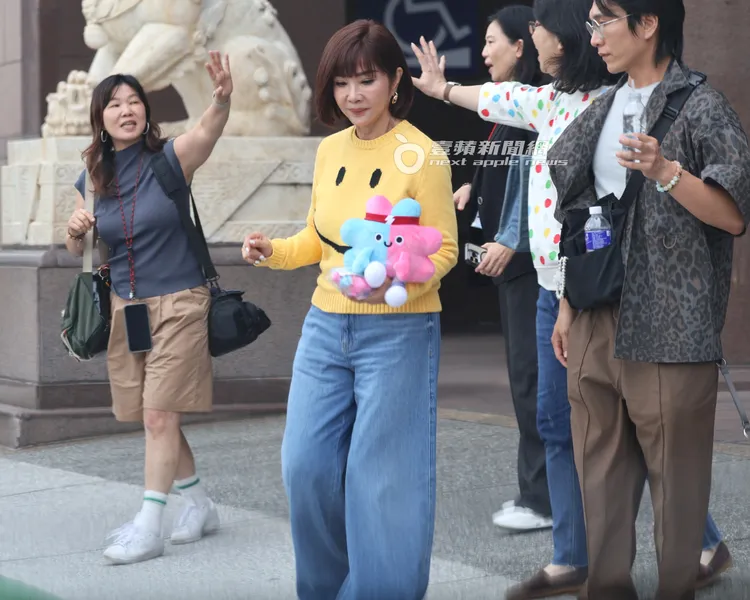 陳美鳳向前走到助理車旁。特勤中心攝